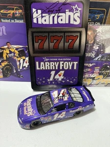RARE* 4X AUTOGRAPHED LARRY FOYT #14 HARRAHS 2001 1/24 DIECAST, TIN & 2X PHOTOS - Picture 1 of 17