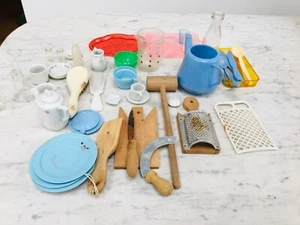 LOTTO DI OLTRE 40 PEZZI ATTREZZATURA ANNI 60 LCUCINA CASA PER BAMBOLE PLASTICA - Foto 1 di 6