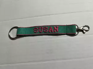 Susan bestickte Namensriemen Schlüsselanhänger Schlüsselanhängsel mit Verschluss grün und rosa - Bild 1 von 3