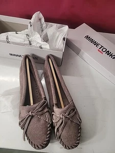 Minnetonka Women’s Gray Suede Leather Soled Moccasins Size 10 New In Box - Picture 1 of 6