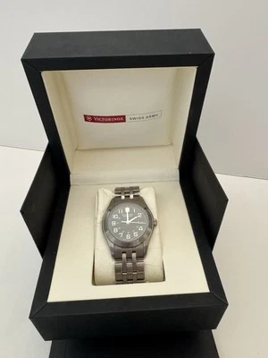 Victorinox Exército Suíço~Relógio Masculino ALLIANCE TITANIUM~Cristal de Safira+Pulseira Ti - Imagem 1 de 4