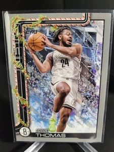 2025-26 Topps Baloncesto-Cam Thomas Holiday Plata Brillo #H10 Redes - Imagen 1 de 4