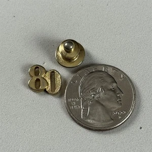 Pinback vintage Avon 1980 80 clase año de nacimiento número tono dorado corbata #56364 - Imagen 1 de 2