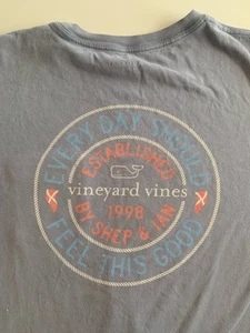 Vineyard Vines Pocket Ogni Giorno Dovrebbe Sentirsi Bene T-Shirt Uomo Large (VV62) - Foto 1 di 4