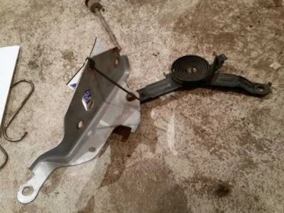 2004 SUBURBAN 1500 ЛЕВЫЙ КАПОТ ПЕТЛЯ 526264 - Изображение 1 из 4