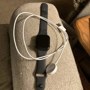 Apple Watch Series 6 44mm (GPS + Cellular) w/ Leather Band - Photo 1 sur 3