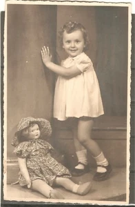 Vintage Original Foto junges Mädchen mit ihrer großen Puppe 20er Jahre selten schönes Foto ! #q - Bild 1 von 1