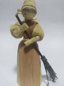 Woman With Broom Cleaning Maid Handmade Corn Leaf Figurine - Bild 1 von 6