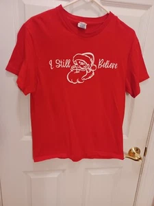 T-Shirt Christmas I Still Believe Delta Pro Gewicht rot Medium - Bild 1 von 4