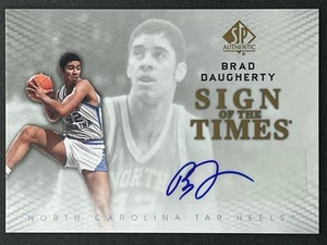 Auténtico Brad Daugherty Sign of the Times 2012-12 SP #S-BD Carolina del Norte - Imagen 1 de 2