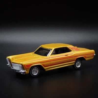 Modello Auto Diecast 1:64 BUICK RIVIERA Con Sospensione Regolabile Lowrider 1965 - Immagine 1 di 4