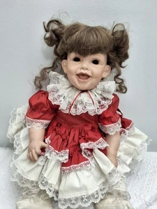 Muñeca Lidl Dolly’s ojos de pelo castaño sueltos en su cabeza vestido rojo con encaje 24” RARO - Imagen 1 de 13
