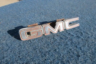 1976 1977 GMC Sprint GRILL EMBLEM Good Used Original Foto 1 de 4