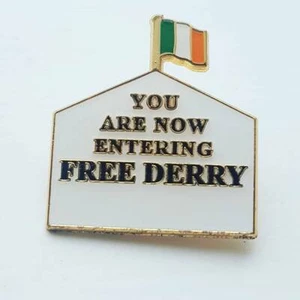Free Derry dreifarbige Emaille Pin Anstecker - Irish Republican Rebel Irland - Bild 1 von 1