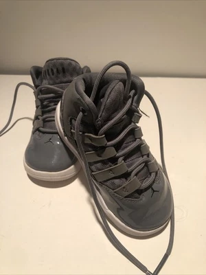 Jordan EE. UU. Talla 7C Niño Compre el par gris amarillo par gratis Usado Foto 1 de 4