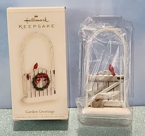 2006 Hallmark Keepsake Ornamento "Garden Greetings" Cardinale su cancello da giardino - Foto 1 di 13