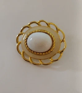 Broche prendedor ovalado tono dorado con cuentas blancas centro moda disfraz - Imagen 1 de 7