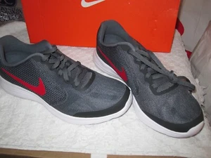 Jungen Nike Revolution 3 (GS) - Größe 6,5Y - Neu mit Karton - Bild 1 von 2