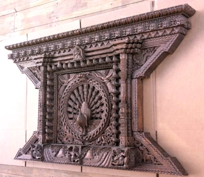 Ventana de pavo real hindú fina tallada a mano de madera antigua 'Mona Lisa de Nepal' Foto 1 de 4