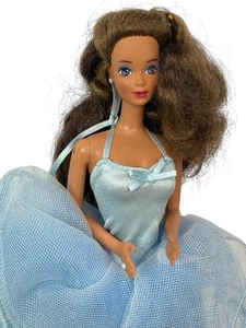 Con VESTIDO Y JOYAS ORIGINALES Vintage 1988 Perfume Bonita Muñeca Barbie Whitney 4557 - Imagen 1 de 13