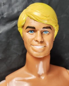 Muñeca Ken superestrella Barbie 1977 Mattel desnuda con anillo parcial decoloración del cabello - Imagen 1 de 11