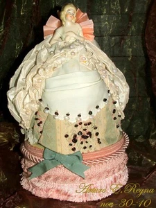 Antiguo Alemán China Media Muñeca Alfiler Cojín Diseño Artesanal Vestido Caja del Tesoro - Imagen 1 de 5