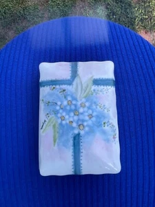 Vintage Elizabeth Woodyard Hand Painted "Forget Me Nots & Lace" Ceramic Trinket - Picture 1 of 10