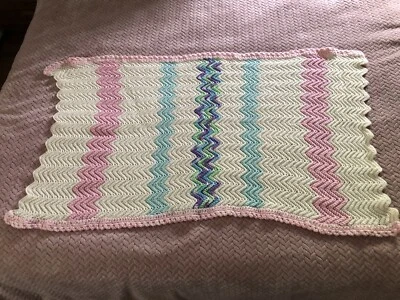 Manta de bebé hecha a mano ganchillo marfil pastel púrpura rosa verde azulado 26" x 40" Foto 1 de 4