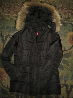 Parka de plumón negra. Med. Oscar De LaRenta. Capucha de piel desmontable. Usado en excelente estado Foto 1 de 4