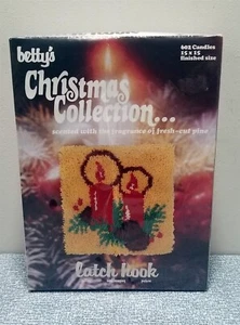 Vintage 1978 Betty’s Christmas Collection RIEGELHAKEN-SET #602 KERZEN 15” quadratisch neu aus altem Lagerbestand - Bild 1 von 8