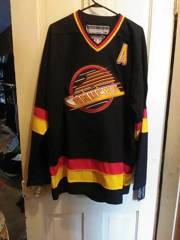 BRAND NEW CCM Heroes Of Hockey Vancouver Canucks Jersey #10 Panel Bure Size 56 Cover