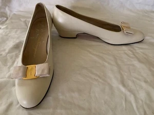 Ferragamo ivory bow logo pump size 9AA - Picture 1 of 15