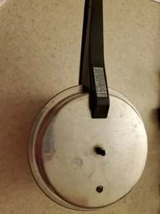 Vintage Mirro-Matic 4 quart Aluminum Pressure Cooker w/Locking Lid M-0594 - Picture 1 of 4