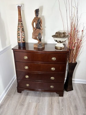 Cómoda de cuatro cajones vintage de madera de cerezo The Bombay Company Foto 1 de 4