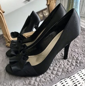 Ladies Tahari Satin Pleated Peep Toe Pumps Leather Sole Size 6M SLOAN 3.5" Heel - Picture 1 of 12