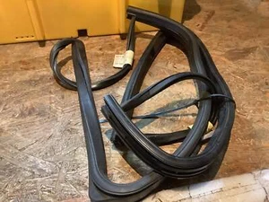 VW Golf / Jetta 4 Door Window Bay Seal Set for Rear Left/Right Genuine - Picture 1 of 2