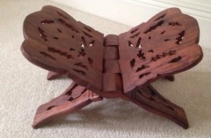 Libro plegable de madera tallada a mano de colección, soporte bíblico, diseño de hoja, India Usado en excelente condición - Imagen 1 de 8