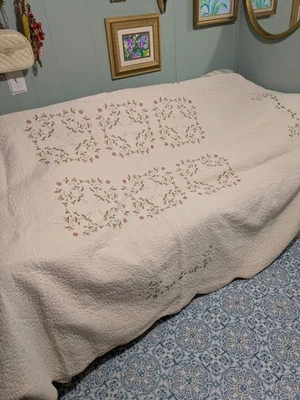 Colcha de algodón acolchada floral bordada rosa y crema talla King 103 X 116 Foto 1 de 4