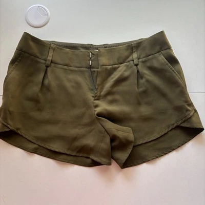 Alice + Olivia 橄榄绿色高腰打褶郁金香短裤 4 码 — 第 1/4 张图片