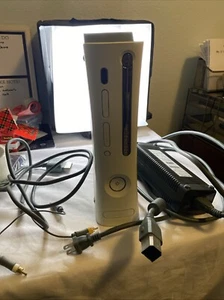 Microsoft Xbox 360 60GB weiße Konsole (nur Strom- und Videokabel) - Bild 1 von 5