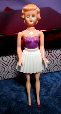 Boneca celulóide vintage braços e pernas articulados, encaixe em roupas de plástico, olhos sonolentos - Imagem 1 de 4