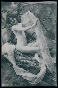Unveiling Tree belleza mujer desnuda francesa fotograbado original antigua postal de los años 1910 - Imagen 1 de 2