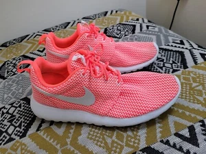 Nike Roshe Run Knit Damen-Laufschuhe Größe 7,5 EU 42 Hot Lava Coral - Bild 1 von 14