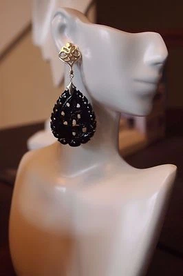 Hermosos pendientes de ónix negro tallados a mano con poste de plata de ley .925 Foto 1 de 4