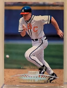 1999 Topps Stadium Club PRIMO GIORNO EDIZIONE #2 Chipper Jones HOF RARO PARALLELO /200 - Foto 1 di 2