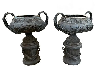 Urnas de bronce vintage con detalle de flores y pergamino en bases de pedestal - Juego de 2 Foto 1 de 4