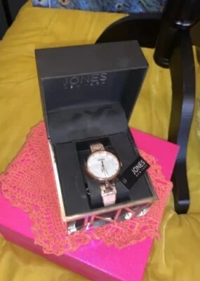 RELOJ PULSERA ROSA FIRMA JONES NEW YORK Cuarzo Rosa Y Banda Dorada NUEVO Foto 1 de 4