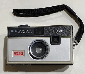 Vintage 1968 Kodak 134 Instamatic 126 Filmkamera mit Sylvania Flashcubes. Ungetestet - Bild 1 von 9