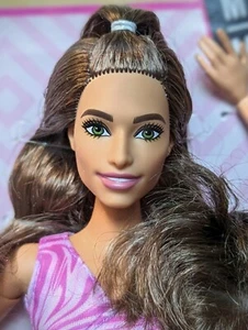 NUEVO EN CAJA 2024 BARBIE YOGA PÚRPURA HECHO PARA MOVER Muñeca CURVY Fashionistas 209 ESCULPIDO - Imagen 1 de 10