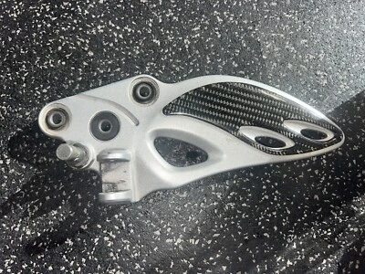 Soporte de clavija reposapiés delantero izquierdo Suzuki GSX1300R Hayabusa 2008-2019 OEM Foto 1 de 2